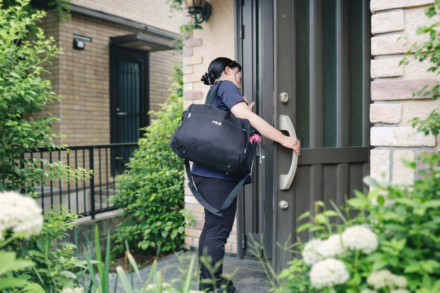 ご自宅を訪問する看護師
