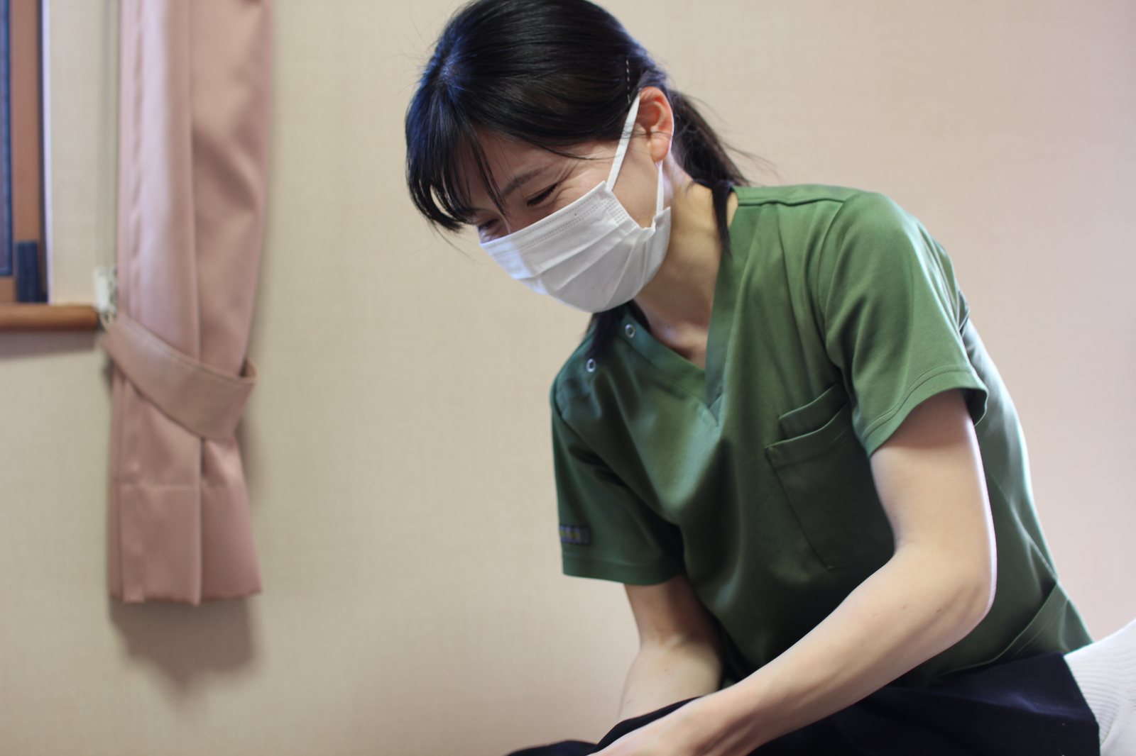 手を取り合う様子